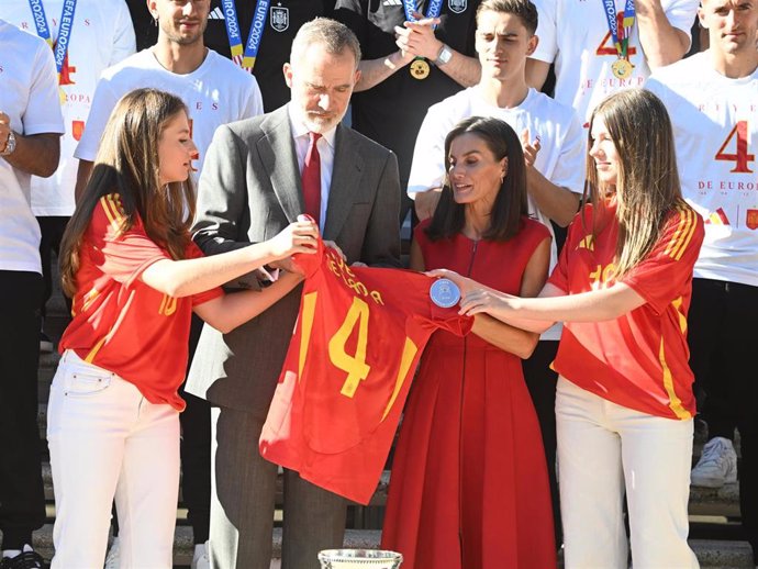 LA FAMILIA REAL AL COMPLETO RECIBE A LA SELECCIÓN ESPAÑOLA EN EL PALACIO DE LA ZARZUELA