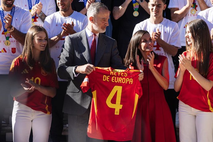Los Reyes Felipe VI (2i) y Letizia (2d); la Princesa Leonor (1i), y la Infanta Sofía (1d), reciben a la Selección española de Fútbol, en el Palacio de La Zarzuela, a 15 de julio de 2024, en Madrid (España). La Selección española de Fútbol se ha proclamado