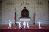 Foto: Taiwán.- El Gobierno de Taiwán retira la guardia de honor a la estatua gigante de Chiang Kai Shek