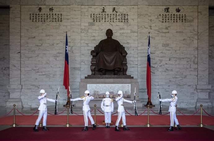 Archivo - August 21, 2022, Taipei, Taipei, Taiwan, China, Republic of China: Soldiers perform changing of honor guard by bronze monument statue of Chiang Kai-shek  in the Memorial Hall in Taipei, Taiwan on 21/08/2022 Hsiao Bi-khim taiwan's envoy to the US