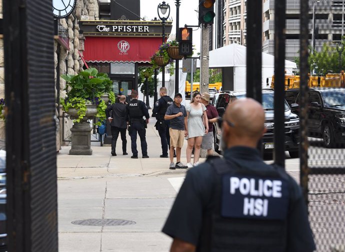 Agentes desplegados en el dispositivo de seguridad en torno al Hotel Pfister de cara a la Convención Nacional Republicana en Milwaukee, Winsconsin (archivo)