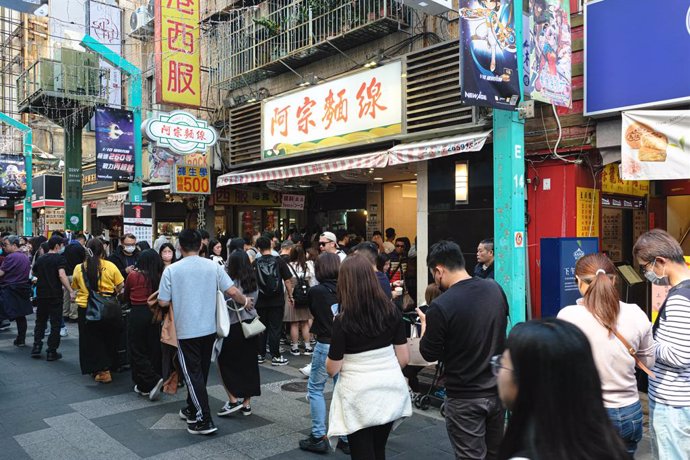 Archivo - January 14, 2024, Taipei, Taiwan: People line up for a restaurant in a famous shopping district Ximending.