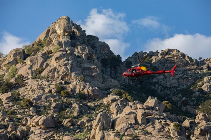 Archivo - Un helicóptero durante una exhibición de rescate de altura del Grupo Especial de Rescate en Altura (GERA) de Bomberos de la Comunidad de Madrid, en la Ermita de San Isidro