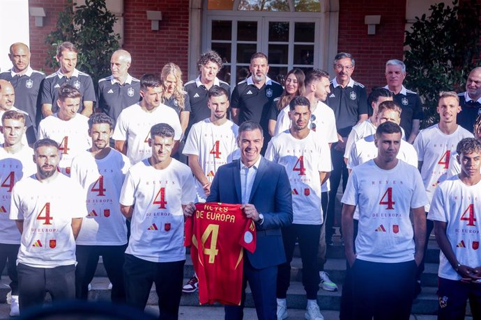 El president del Govern, Pedro Sánchez, rep a la Selecció espanyola de Futbol, campiona de l'Eurocopa 2024, en el Complex de la Moncloa, a 15 de juliol de 2024, a Madrid (Espanya). La Selecció espanyola de Futbol s'ha proclamat campiona d'Europa