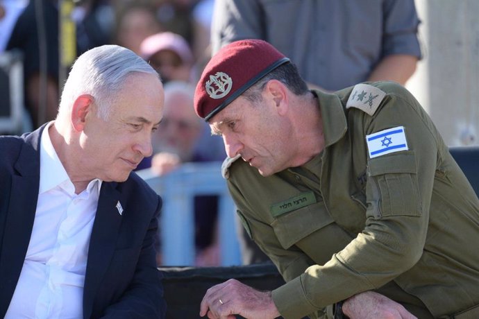 El primer ministro de Israel, Benjamin Netanyahu, y el jefe del Estado Mayor de las Fuerzas Armadas de Israel, Herzi Halevi