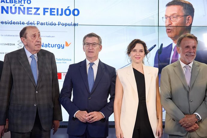 El presidente del PP, Alberto Núñez Feijóo (2i), y la presidenta de la Comunidad de Madrid, Isabel Díaz Ayuso (2d), durante un encuentro informativo organizado por el diario La Razón, a 15 de julio de 2024, en Madrid (España).