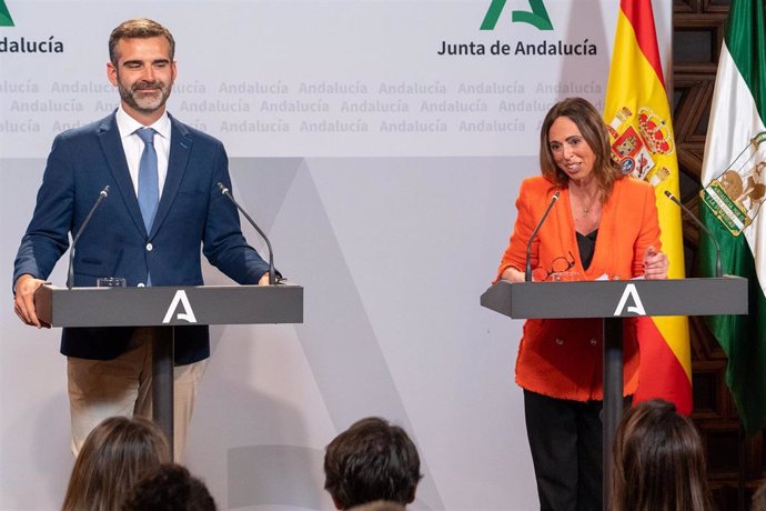 Archivo - El portavoz del Gobierno andaluz y la consejera de Fomento, Articulación del Territorio y Vivienda, Rocío Díaz