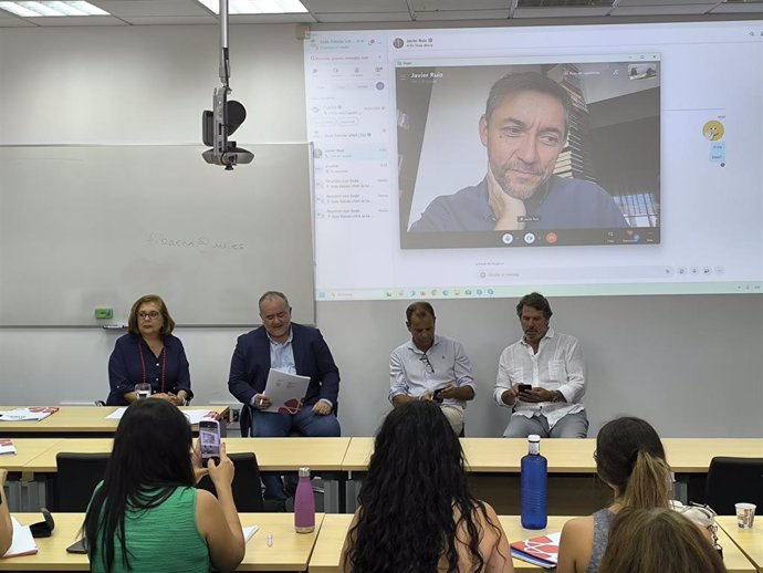 Periodistas radiofónicos participan en una ponencia sobre el liderazgo de la radio en la sede de la UNIA en Santa María de la Rábida (Huelva).