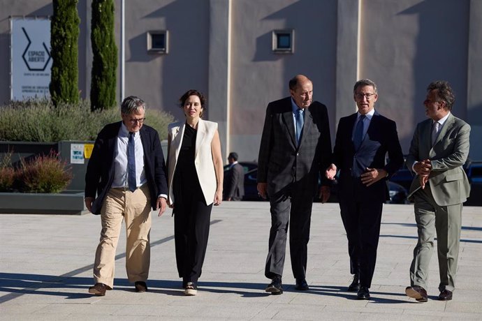 El presidente del PP, Alberto Núñez Feijóo (2d), y la presidenta de la Comunidad de Madrid, Isabel Díaz Ayuso (2i), durante un encuentro informativo organizado por el diario ‘La Razón’, a 15 de julio de 2024, en Madrid (España).