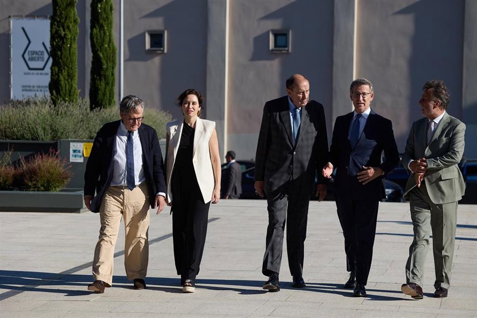 El presidente del PP, Alberto Núñez Feijóo (2d), y la presidenta de la Comunidad de Madrid, Isabel Díaz Ayuso (2i), durante un encuentro informativo organizado por el diario La Razón, a 15 de julio de 2024, en Madrid (España).