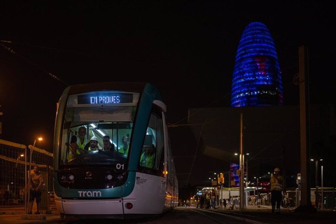 El tranvía en pruebas en Glòries