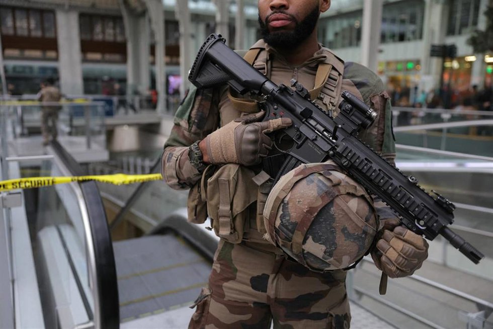 Archivo - Un soldado francés perteneciente a la operación de seguridad Sentinelle