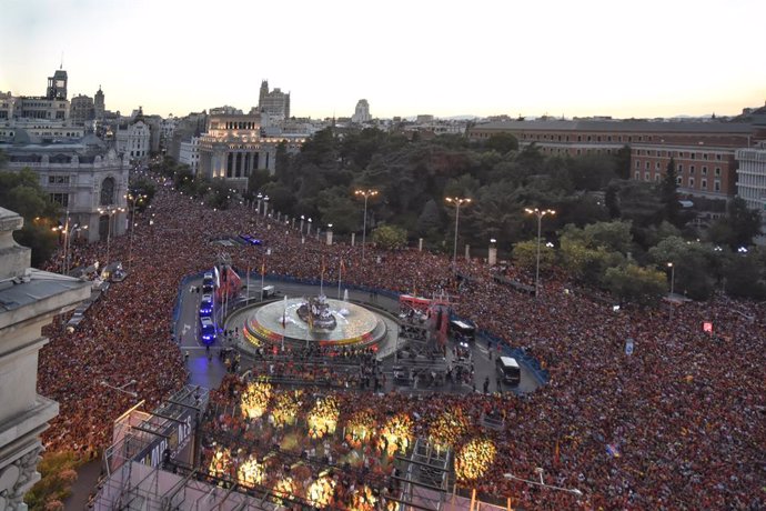 15 July 2024, Spain, Madrid: Hundreds of thousands of people celebrate Spain's victory with the players after winning Euro 2024 in the Plaza de Cibeles in Madrid. Photo: Richard Zubelzu/ZUMA Press Wire/dpa