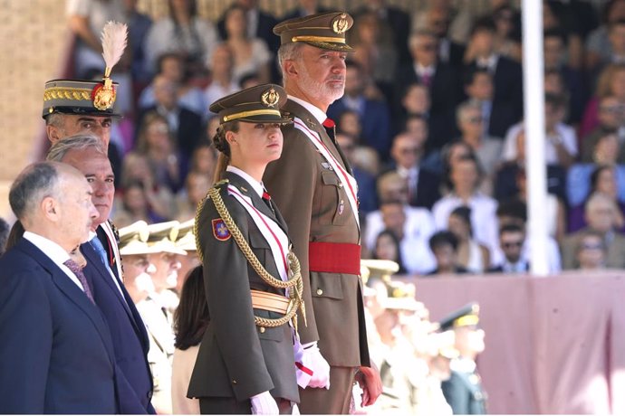 El Rey Felipe VI y la Princesa Leonor durante la entrega de los Reales Despachos de empleo y nombramientos a los nuevos oficiales del Ejército de Tierra y de la Guardia Civil, en la Academia General Militar, a 3 de julio de 2024, en Zaragoza, Aragón (Espa