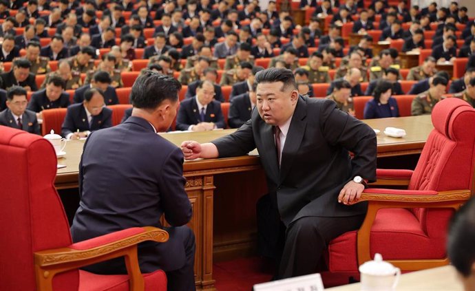 El líder de Corea del Norte, Kim Jon Un, con el primer ministro, Kim Tok Hun, durante una sesión plenaria del Partido de los Trabajadores de Corea del Norte en Pyongyang