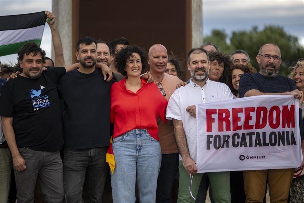 La secretaria general de ERC, Marta Rovira; el diputado de ERC en el Parlament de Catalunya Ruben Wagensberg; el vicepresidente de mnium Cultural, Oleguer Serra; el periodista de 'La Directa' Jesús Rodríguez y el activista Josep Campmajó son recibidos 