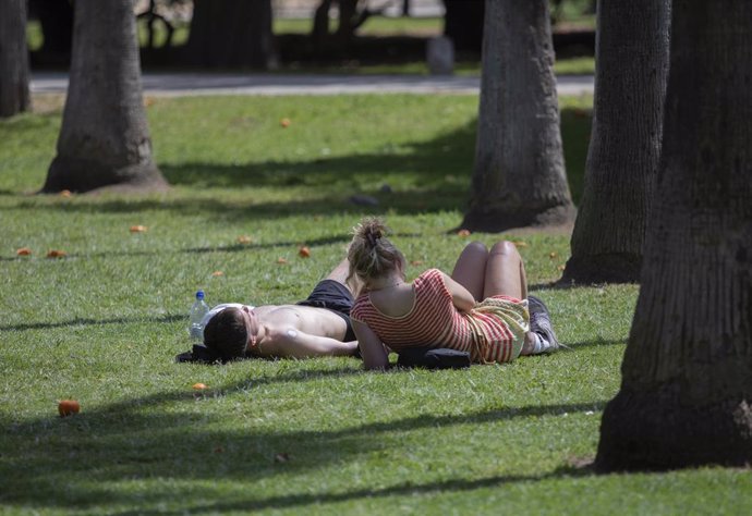 Archivo - Turistas tomando el sol aprovechando las cálidas temperaturas. A 10 de Abril de 2023, en Sevilla (Andalucía, España)