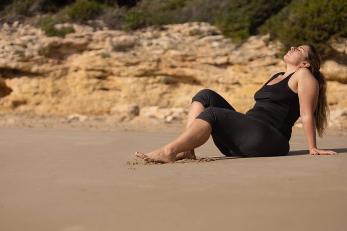 Archivo - Mujer madura relajándose en la orilla de la playa frente al océano