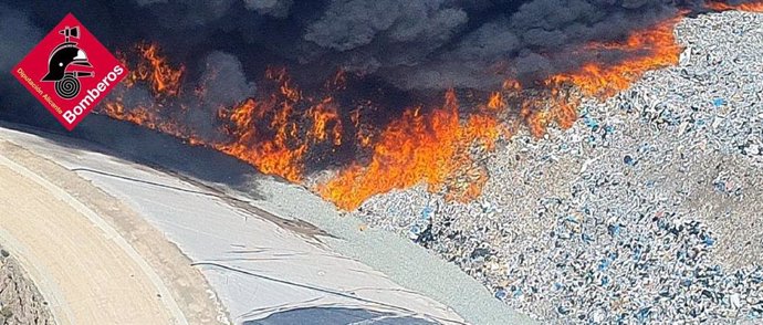 Incendio en el vertedero de Xixona