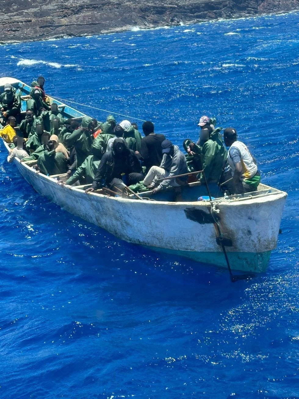 Cayuco llegado al puerto de La Restinga, en El Hierro