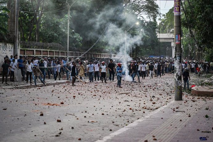 Manifestantes contra las cuotas en los trabajos públicos y miembros del ala estudiantil del gubernamental Liga Awami de Bangladesh durante un enfrentamiento en la Universidad de Daca (archivo)