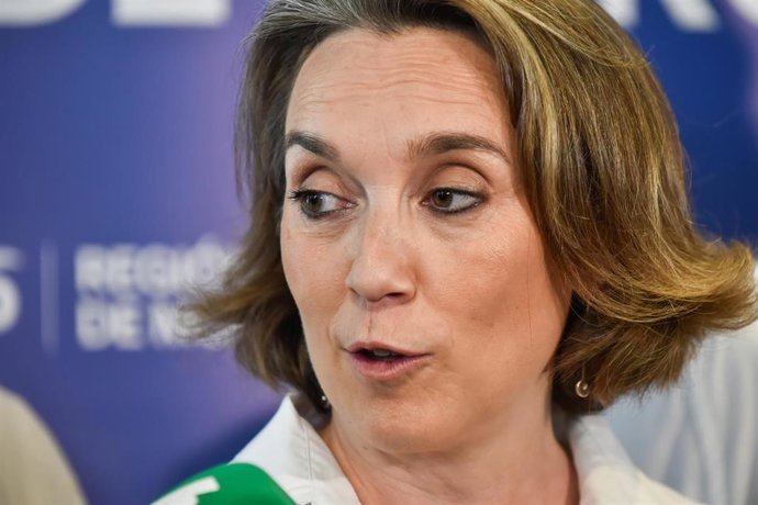 La secretaria general del PP, Cuca Gamarra, atiende a los medios de comunicación durante la clausura del Curso de Verano del PPRM, a 13 de julio de 2024, en Murcia, Región de Murcia (España). 