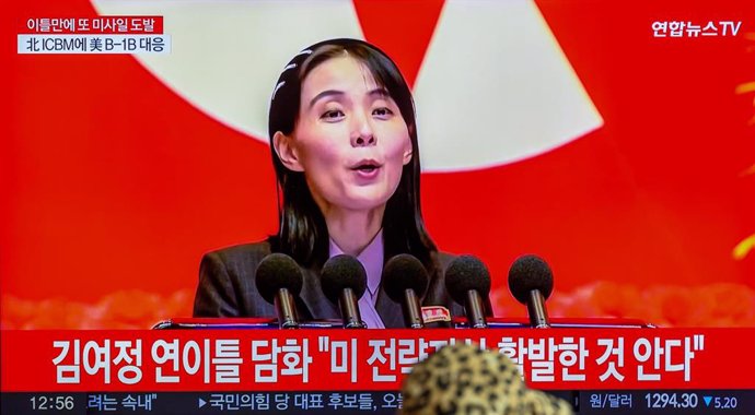 Archivo - Captura de pantalla de una rueda de prensa de Kim Yo Jong, hermana del líder de Corea del Norte, Kim Jong Un, en una televisión en la estación de trenes de la capital de Corea del Sur, Seúl (archivo)