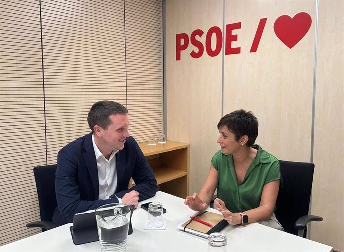 El secretario xeral del PSOE compostelano, Aitor Bouza, y la ministra de Vivienda, Isabel Rodríguez, en una reunión