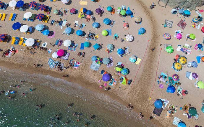 Archivo - Numerosas personas disfrutan de un día de playa en la Costa Brava, a 30 de julio de 2023, en Tossa de Mar, Girona, Cataluña (España).