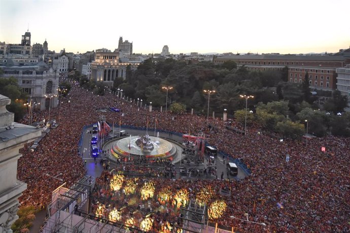 Cientos de personas celebran la victoria en la Eurocopa