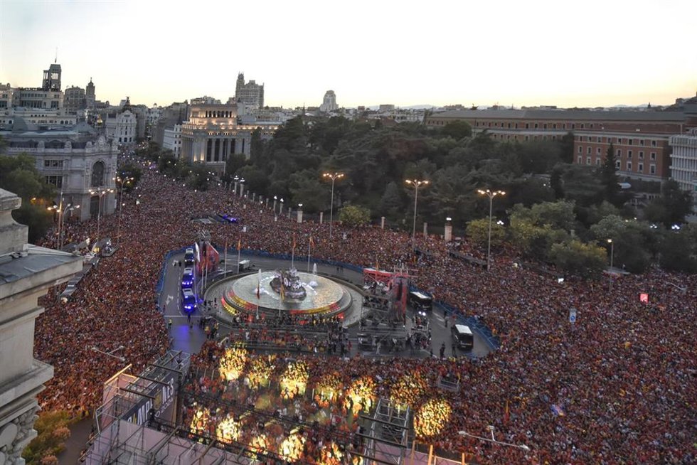 Cientos de personas celebran la victoria en la Eurocopa