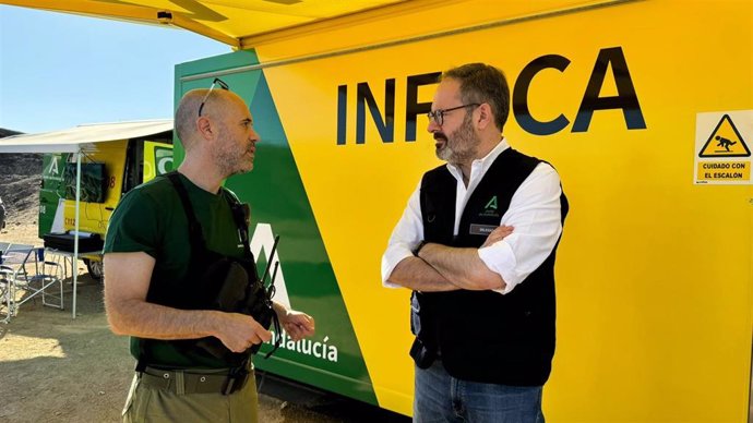 El subdirector del Centro Operativo del Plan Infoca en Córdoba, César Vicente, junto al delegado del Gobierno andaluz en la provincia, Adolfo Molina, en el centro de control del Infoca montado en Obejo.