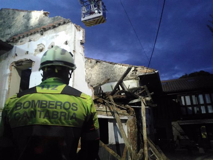 Se derrumba parcialmente una vivienda desahabitada con otras tres anexas en Meruelo