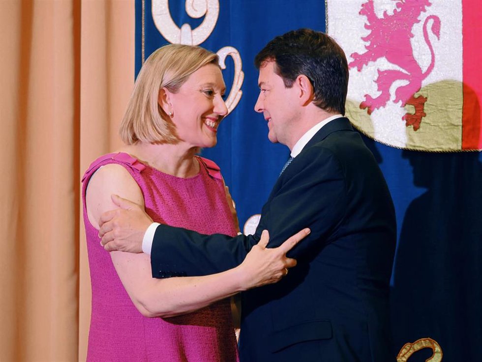 La nueva vicepresidenta de Castilla y León, Isabel Blanco, y el presidente de la Junta de Castilla y León, Alfonso Fernández Mañueco, se saludan a su llegada al acto institucional de toma de posesión del nuevo Gobierno de Castilla y León.