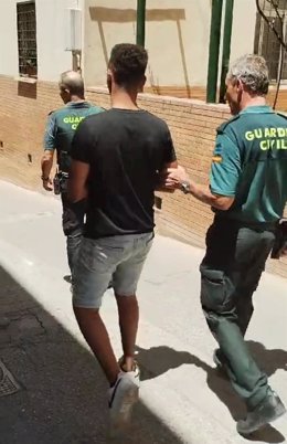 La Guardia Civil conduce a uno de los tres detenidos por el intento de asesinato de un joven en Pozo Alcón