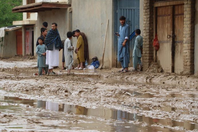 Archivo - FARYAB, May 19, 2024  -- People stand by a muddy road following flash flooding in Maimana, the capital of north Afghanistan's Faryab Province, May 19, 2024. At least 120 were killed due to heavy rains and flash floods in Afghanistan's northern F