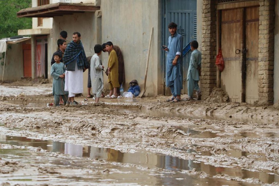 Archivo - FARYAB, May 19, 2024  -- People stand by a muddy road following flash flooding in Maimana, the capital of north Afghanistan's Faryab Province, May 19, 2024. At least 120 were killed due to heavy rains and flash floods in Afghanistan's northern