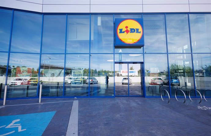 Archivo - Fachada del supermercado Lidl,  