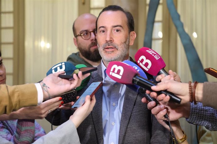 Archivo - Archvo - El presidente del Parlament balear, Gabriel Le Senne, atiende a los medios de comunicación.