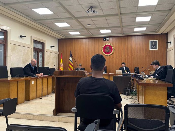 El acusado, sentado ante el Tribunal durante la vista previa al juicio.