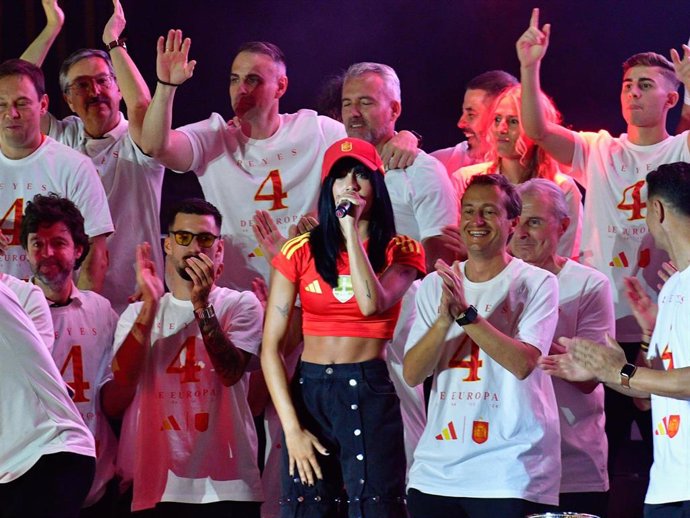 Aitana y los jugadores celebran la victoria en la Eurocopa con una gran fiesta en la plaza de Cibeles