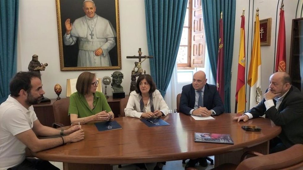 Las presidentas de Fundown y la UCAM, Rosario Peñalver y  María Dolores García, respectivamente, junto a otros miembros de las instituciones