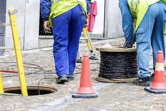 Archivo - Trabajos para la instalación de fibra óptica.