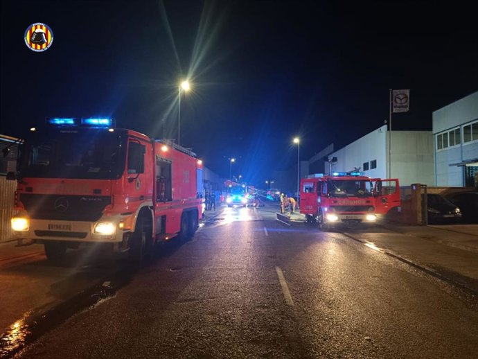 Incendi en una empresa d'Alzira