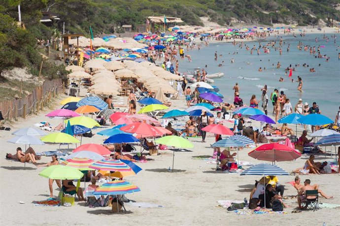 Archivo - Varias personas en la playa de Ses Salines, a 11 de julio de 2023, en Ibiza, Islas Baleares (España). Los datos de la Federación Empresarial Hotelera de las Pitiusas indican que todas las zonas turísticas de la isla de Ibiza registraron grandes 