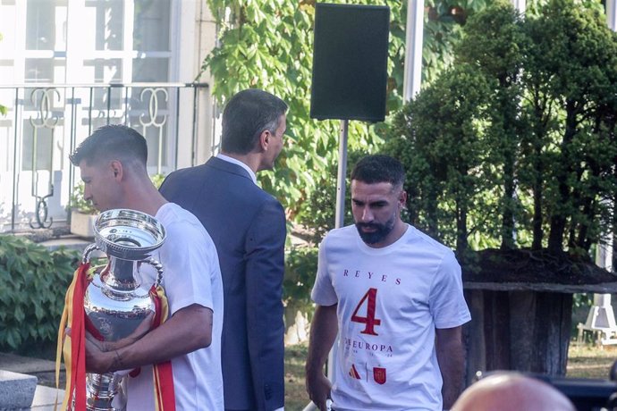 El presidente del Gobierno, Pedro Sánchez (2i), saluda al futbolista Dani Carvajal (1d) durante la recepción a la Selección española de Fútbol, campeona de la Eurocopa 2024 