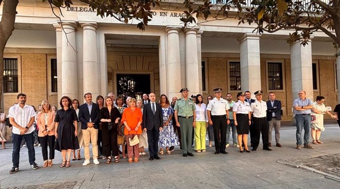 Minuto de silencio guardado este martes frente a la Delegación del Gobierno en repulsa por el asesinato machista de Ejea de los Caballeros