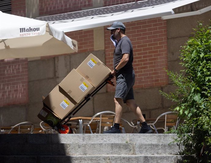 Un hombre sujeta varias cajas, a 2 de julio de 2024, en Madrid (España).