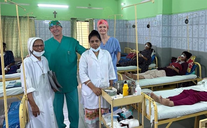 El doctor Guillermo Caleffa, jefe de servicio de Otorrinolaringología (ORL) de HM Hospitales en la provincia de Málaga durante su expedición en Bangladesh