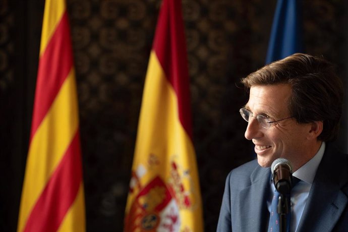 El alcalde de Madrid, José Luis Martínez-Almeida, ofrece declaraciones a los medios tras una reunión con el alcalde de Barcelona, en el Ayuntamiento de Barcelona